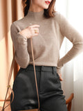 Suéteres elegantes cuello alto para mujeres. Jersey ajustado manga larga.