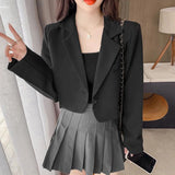 Blazers recortados. Chaqueta de traje con botones de manga larga.
