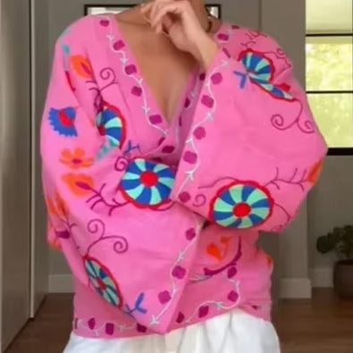Cardigan con dibujos bordados