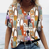 Camiseta con estampado de gato, cuello en V de manga corta.