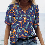 Camiseta con estampado de gato, cuello en V de manga corta.
