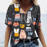 Camiseta con estampado de gato, cuello en V de manga corta.