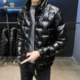 Campera de plumón brillante con cuello acolchado para hombre.