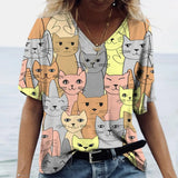 Camiseta con estampado de gato, cuello en V de manga corta.