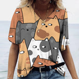 Camiseta con estampado de gato, cuello en V de manga corta.