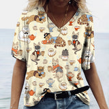Camiseta con estampado de gato, cuello en V de manga corta.
