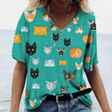 Camiseta con estampado de gato, cuello en V de manga corta.