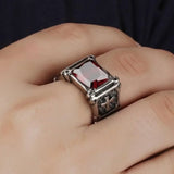 Anillo Cruz con Piedra Roja - Delicado y Moderno