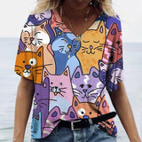 Camiseta con estampado de gato, cuello en V de manga corta.