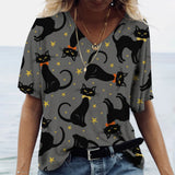 Camiseta con estampado de gato, cuello en V de manga corta.